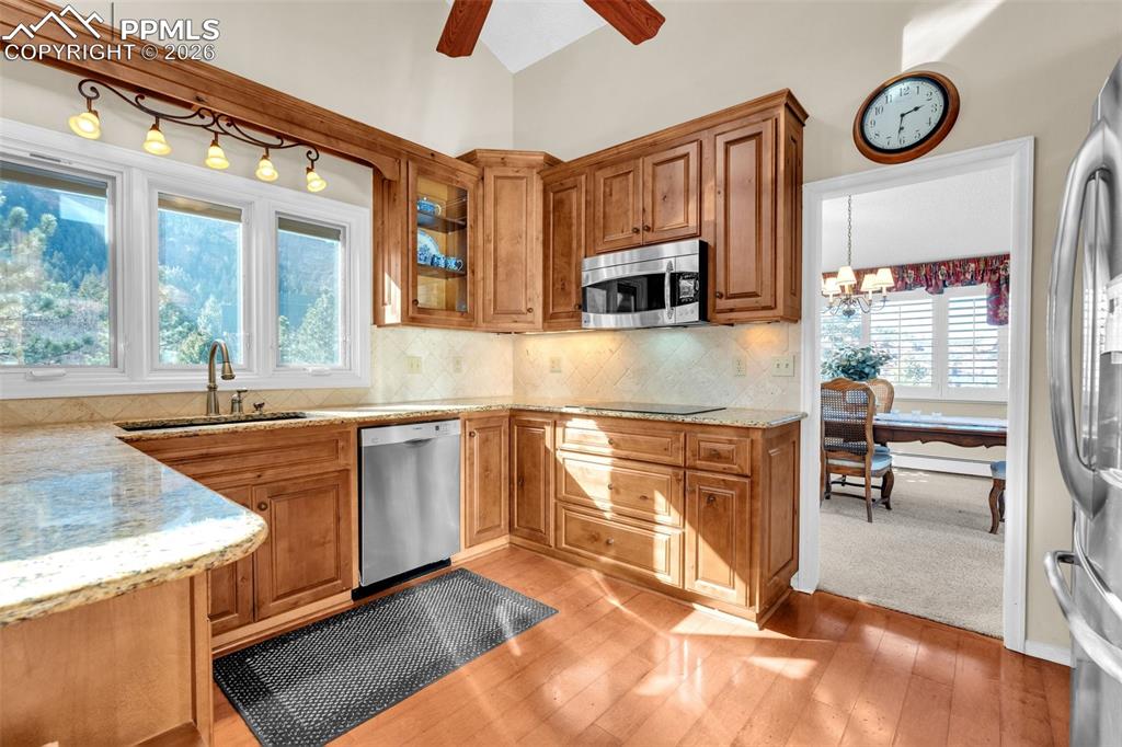 Image 17 of 49: Kitchen