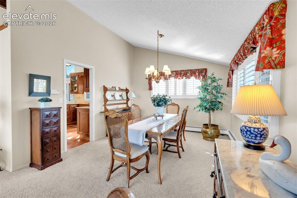 Image 5 of 50: Dining Area