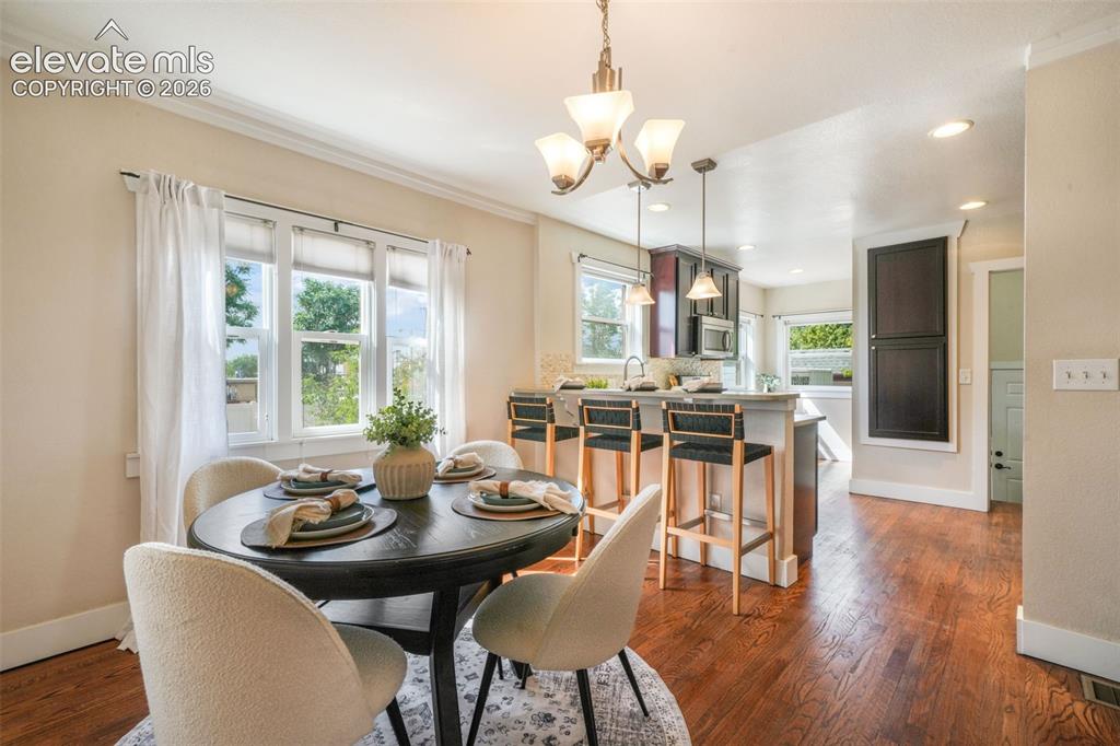 Image 10 of 50: Dining Area