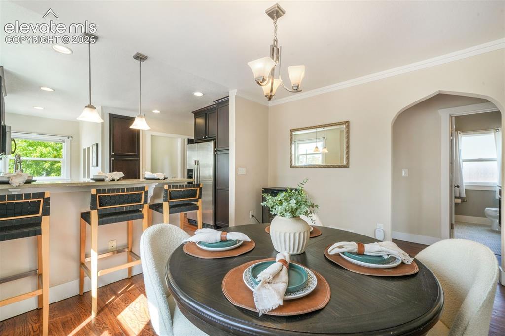 Image 11 of 50: Dining Area