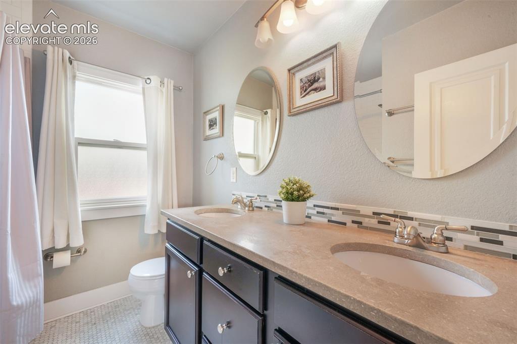 Image 18 of 50: Bathroom