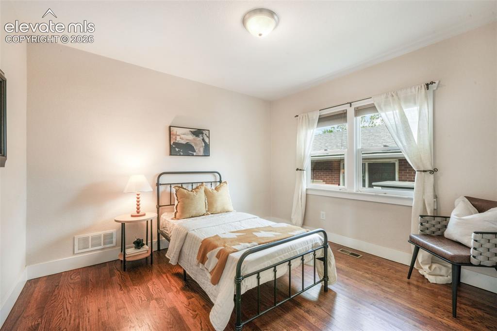 Image 19 of 50: Bedroom