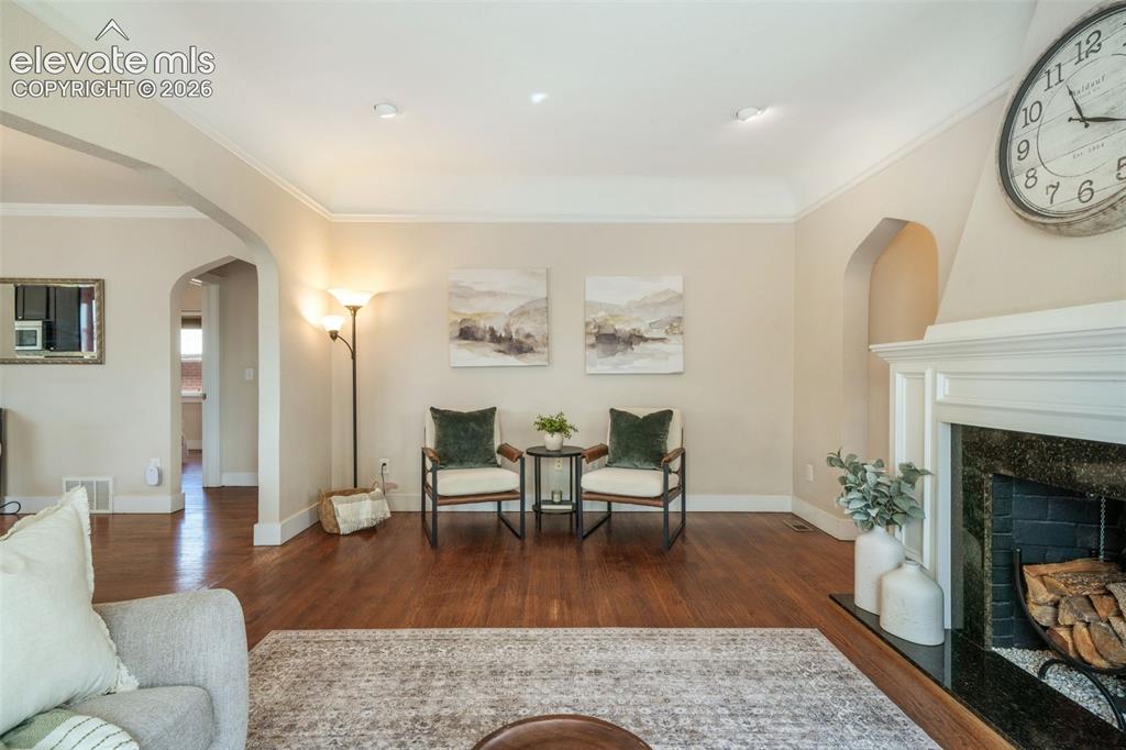 Image 8 of 50: Sitting Room