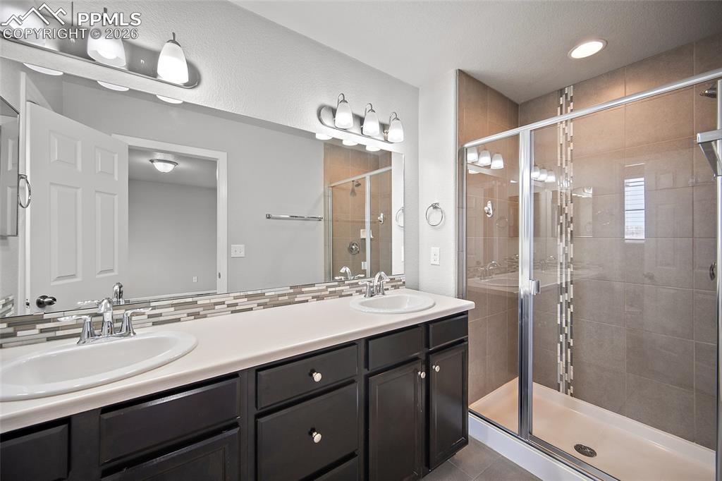 Image 21 of 42: Bathroom