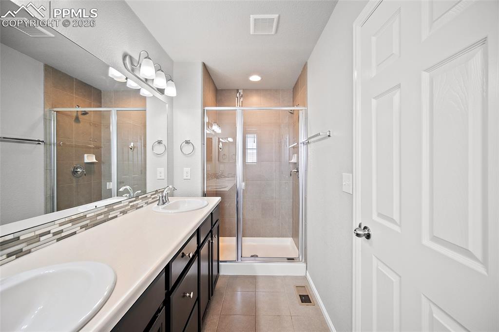 Image 23 of 42: Bathroom