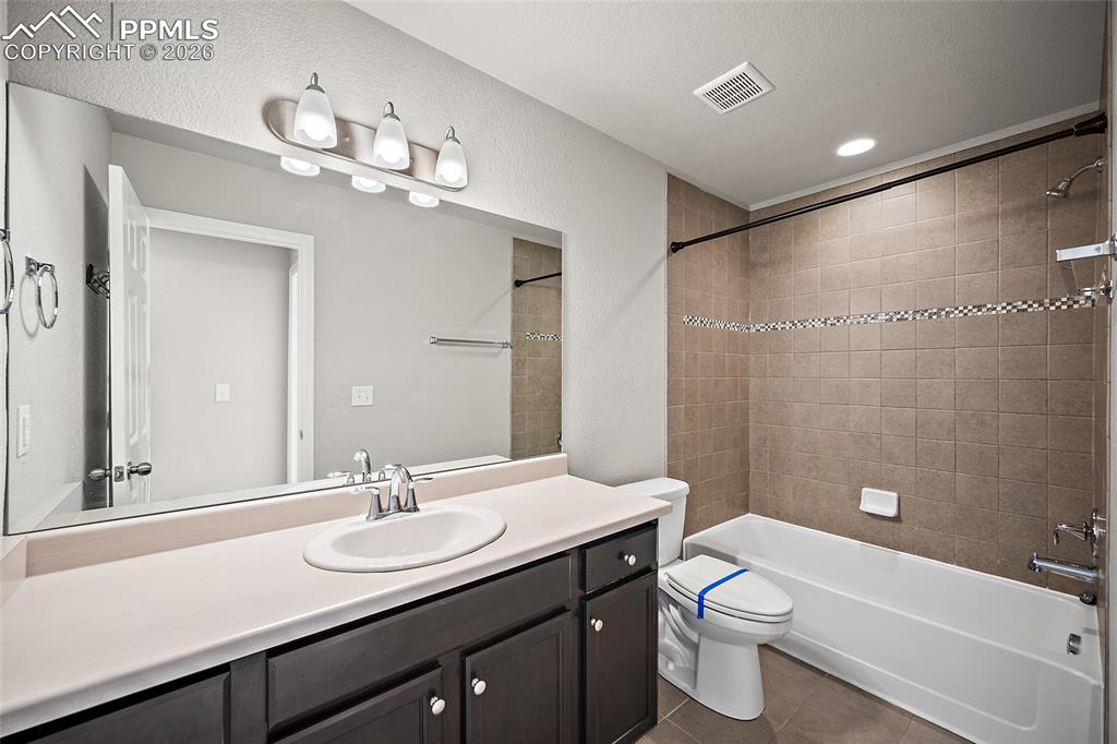 Image 30 of 42: Bathroom