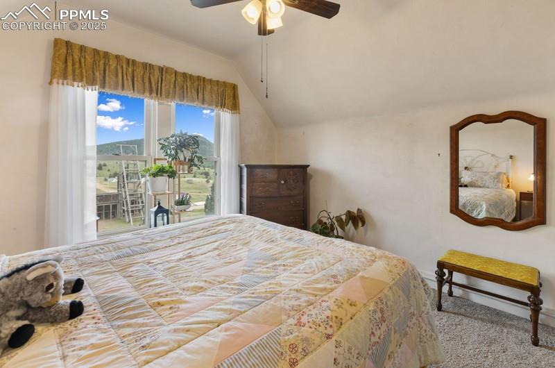 Image 18 of 27: Bedroom