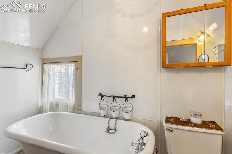 Image 22 of 27: Bathroom