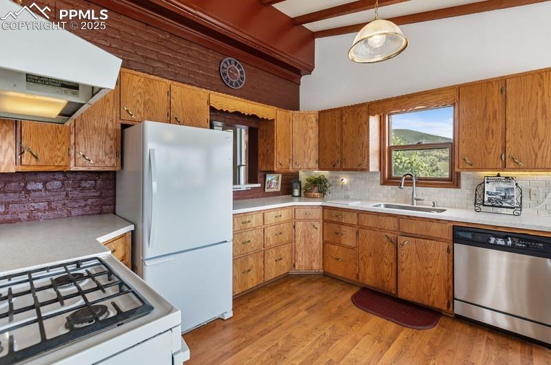 Image 7 of 27: Kitchen