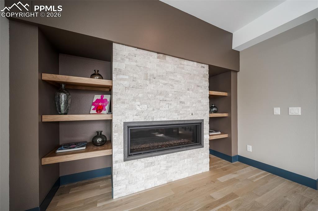 Image 13 of 50: Living Room