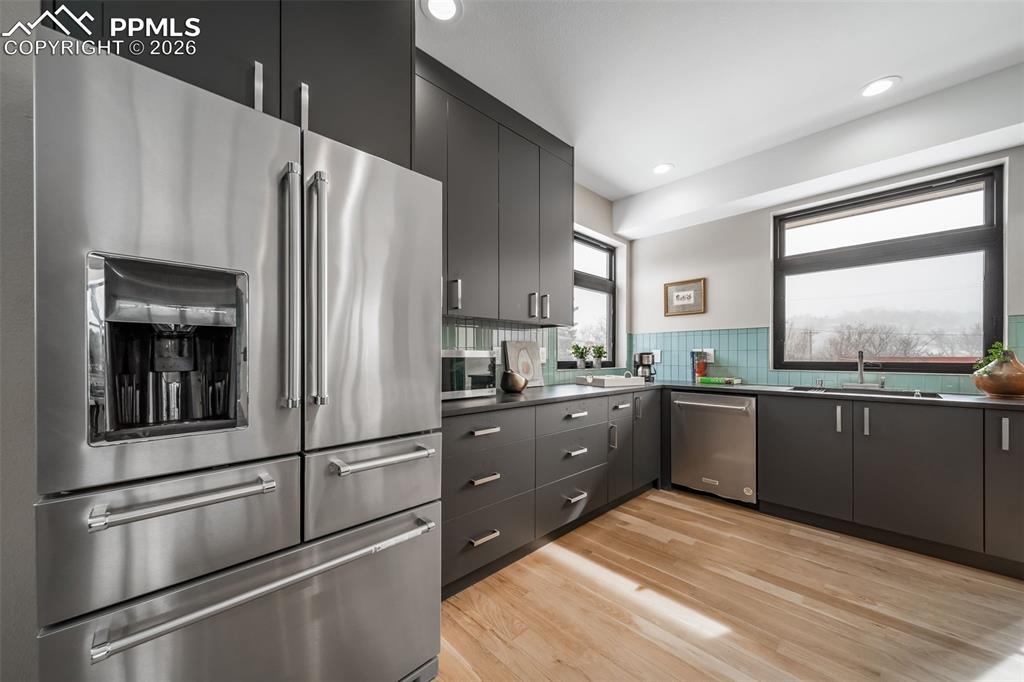 Image 20 of 50: Kitchen