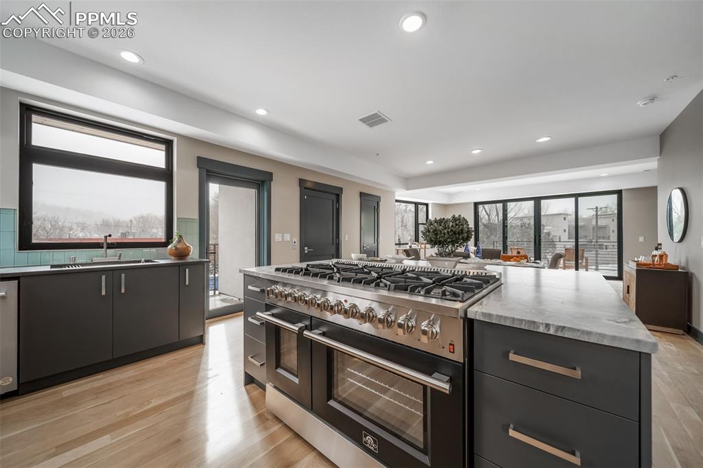 Image 21 of 50: Kitchen