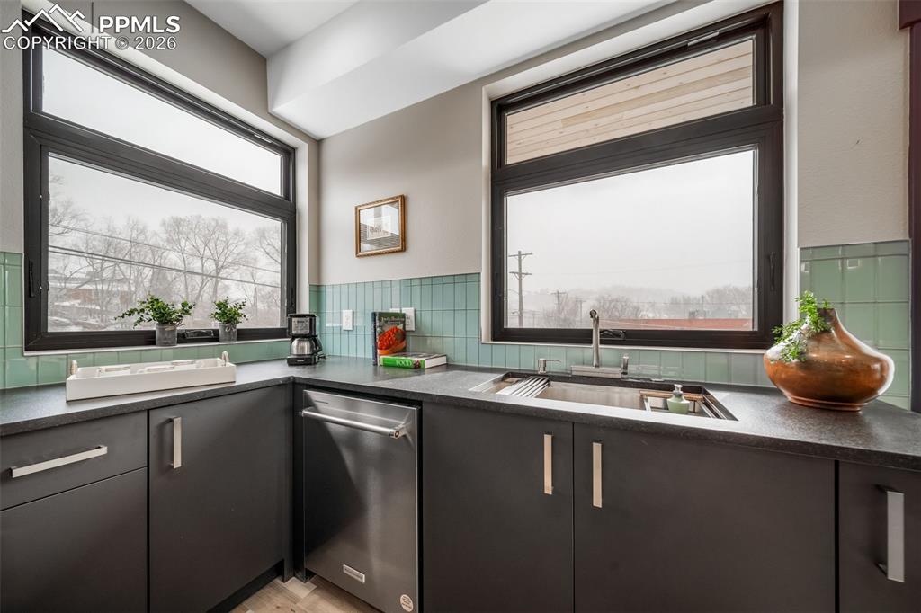 Image 22 of 50: Kitchen