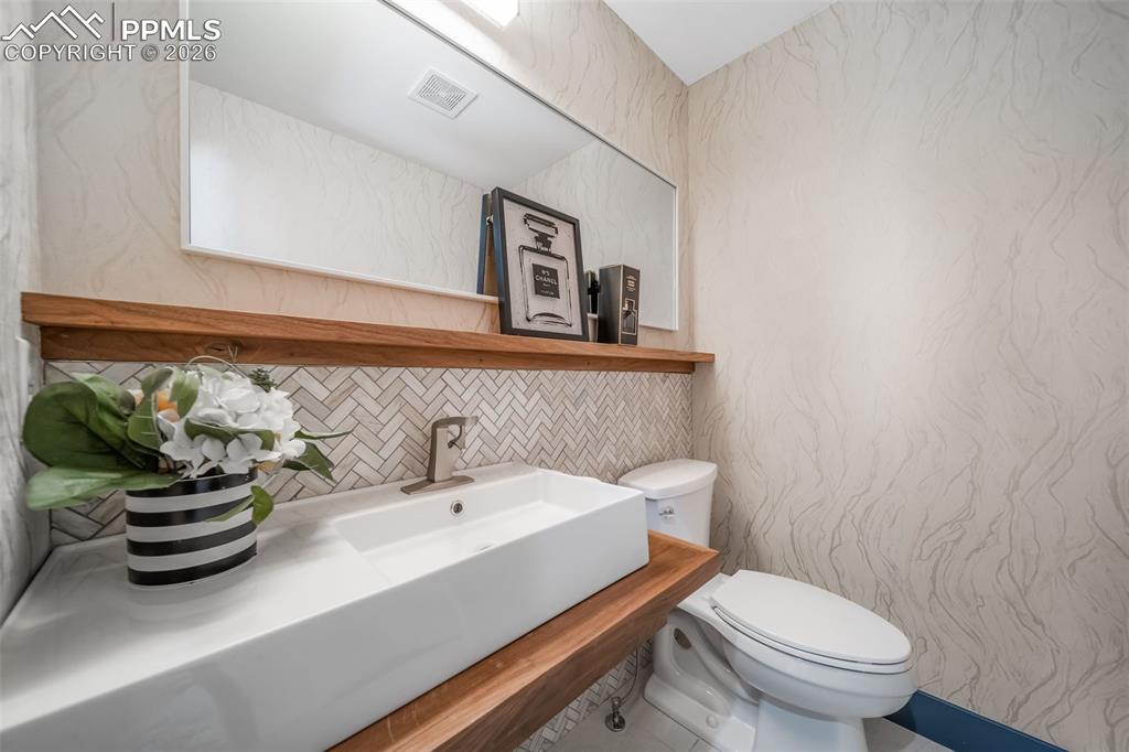 Image 24 of 50: Bathroom