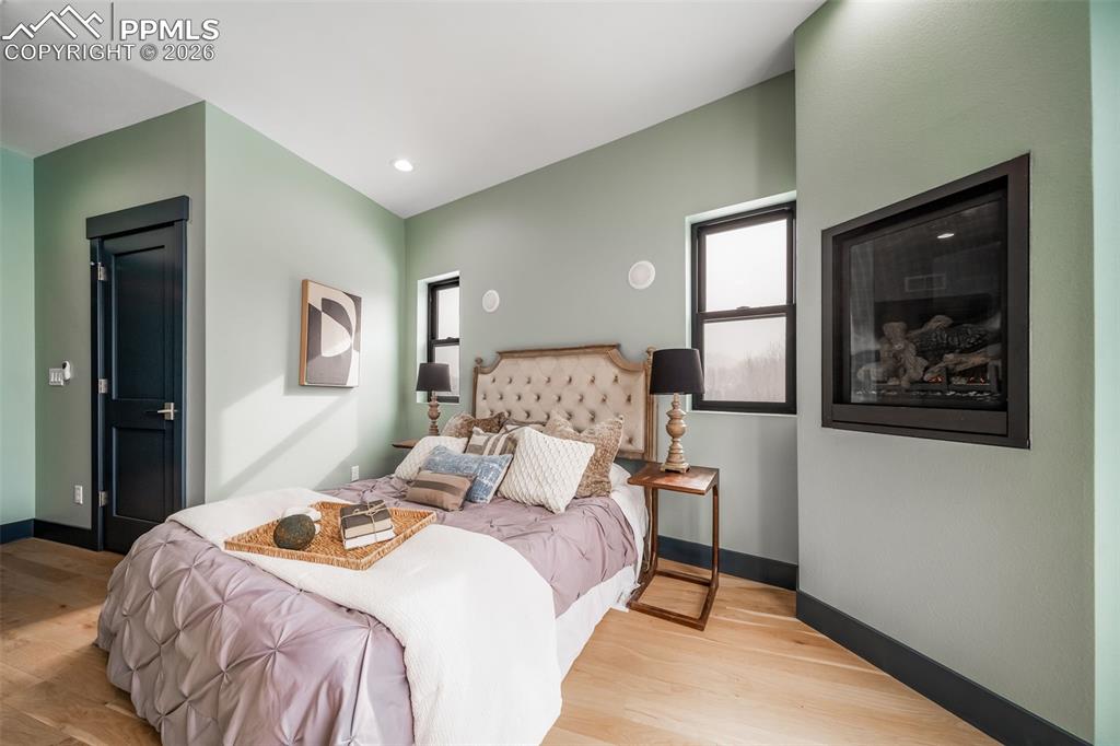 Image 29 of 50: Bedroom