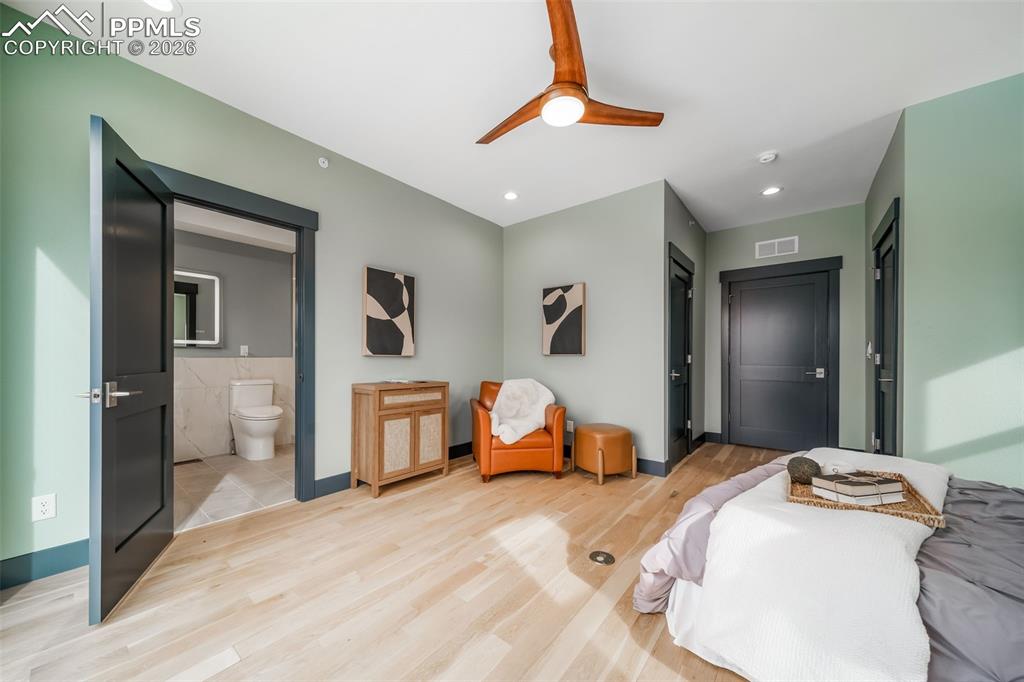 Image 30 of 50: Bedroom