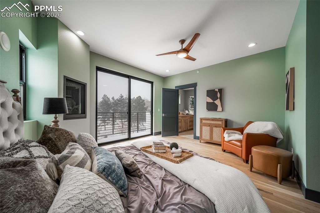 Image 31 of 50: Bedroom