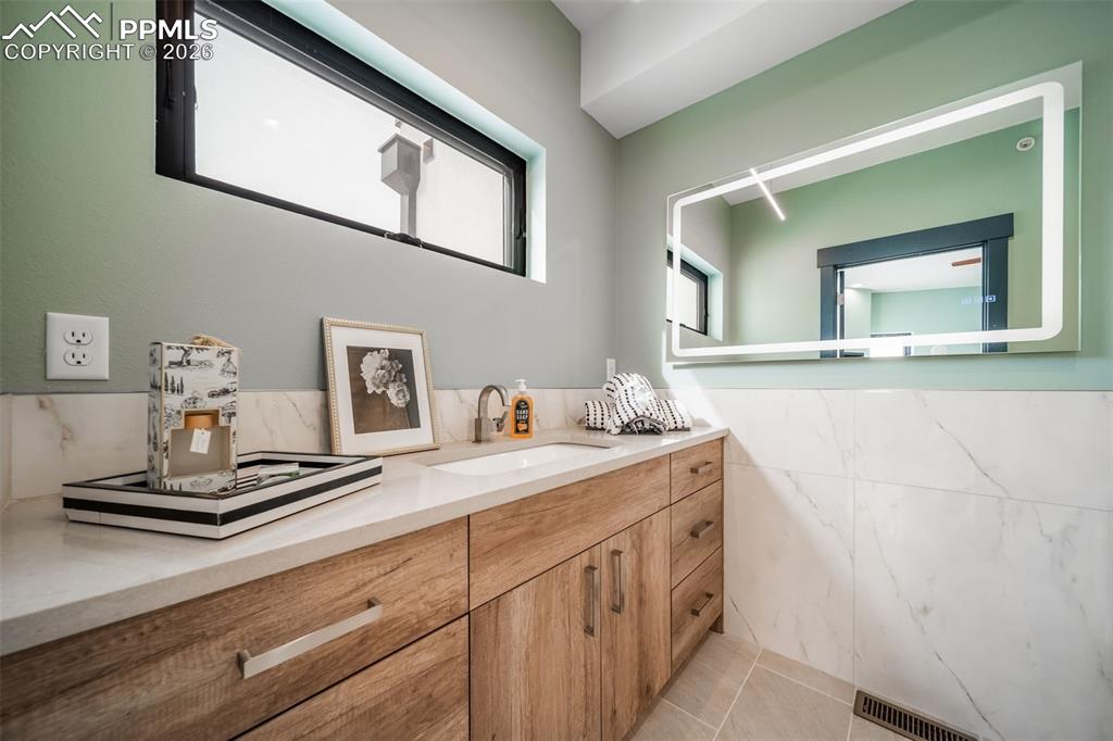 Image 32 of 50: Bathroom