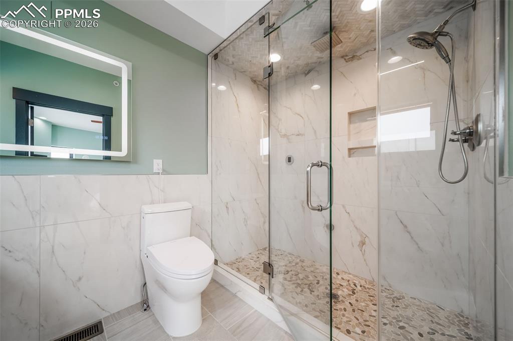 Image 34 of 50: Bathroom