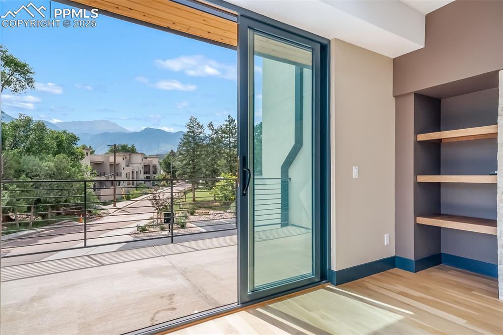 Image 38 of 50: Entry