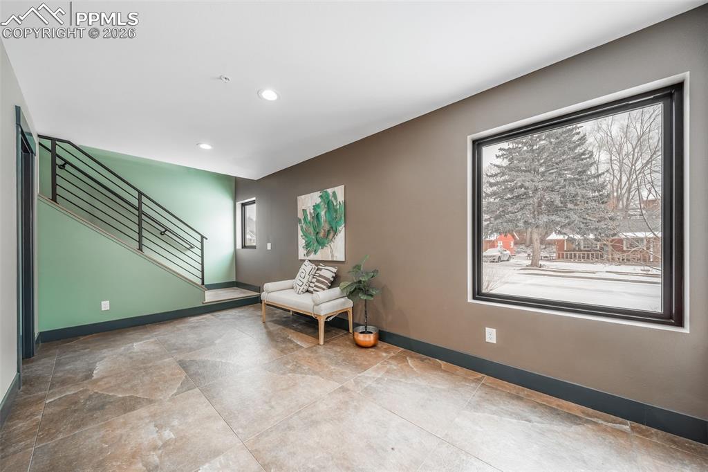 Image 4 of 50: Sitting Room