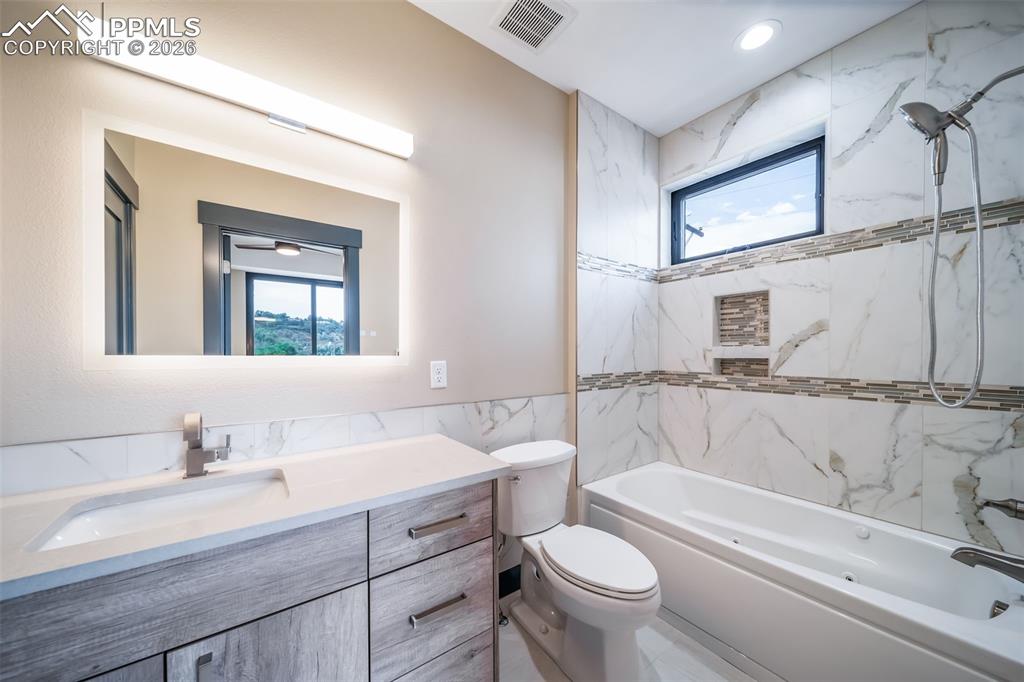 Image 44 of 50: Bathroom