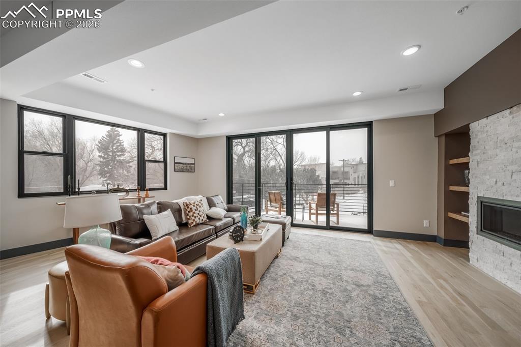 Image 8 of 50: Living Room