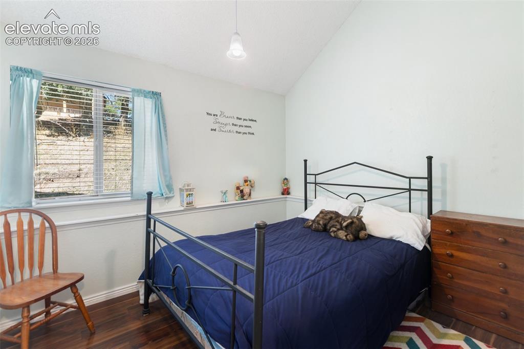Image 19 of 29: Bedroom