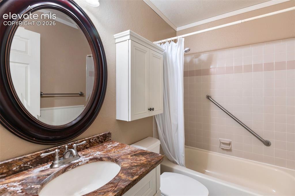 Image 22 of 29: Bathroom