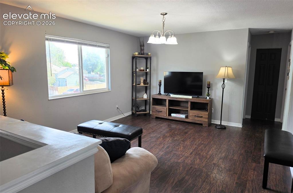Image 3 of 18: Welcoming living room