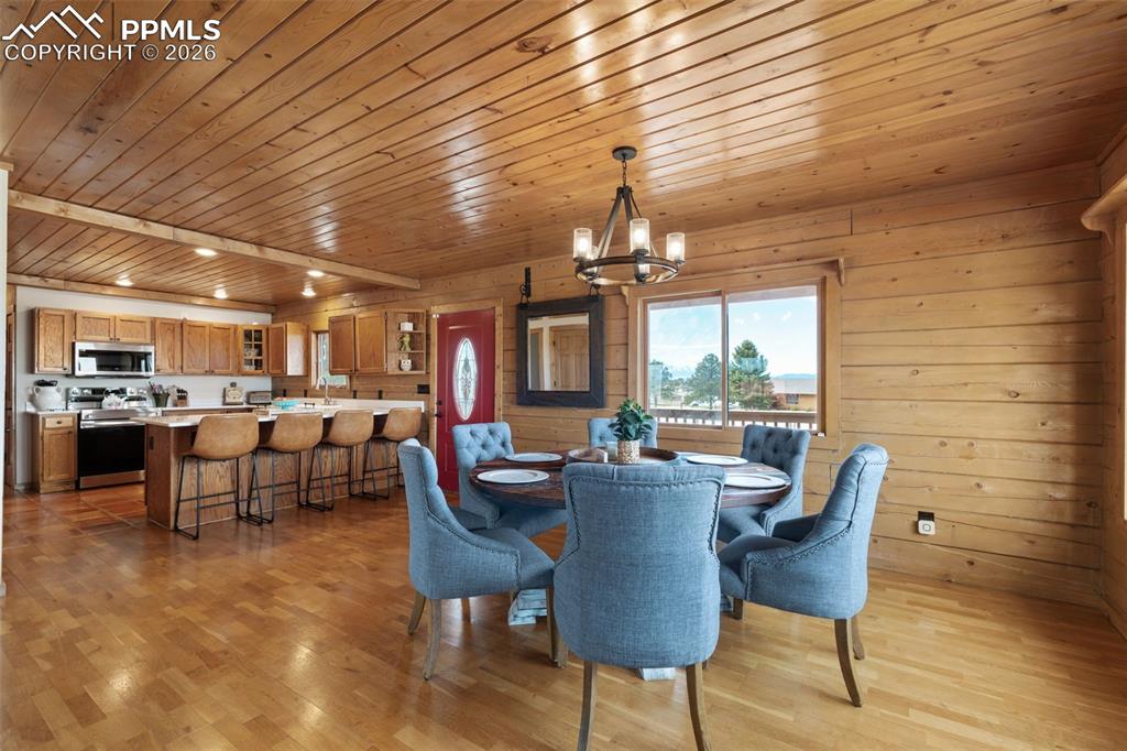 Image 10 of 50: Great Room