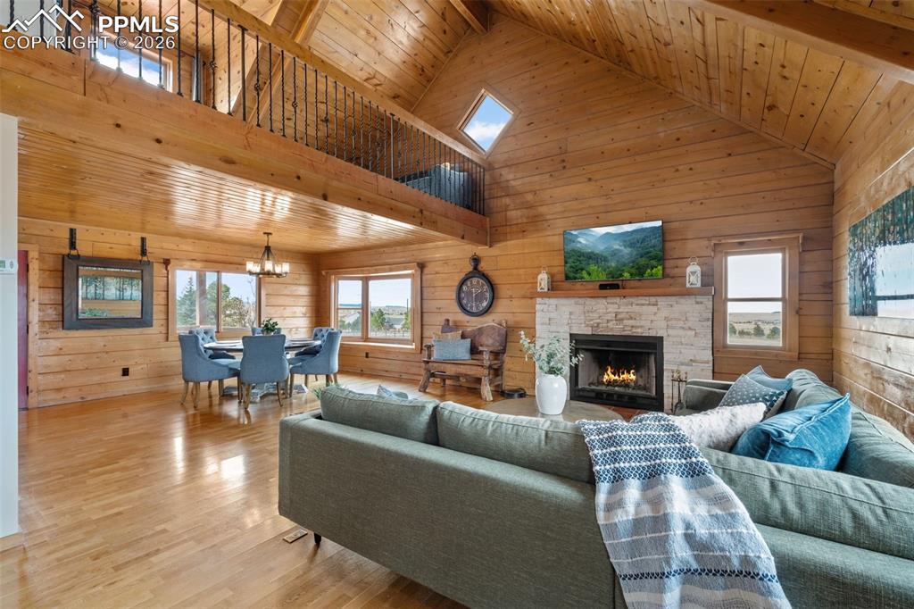 Image 13 of 50: Living Room