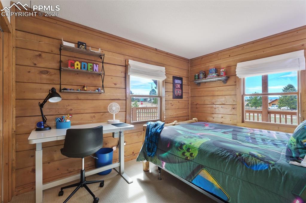 Image 23 of 50: Bedroom