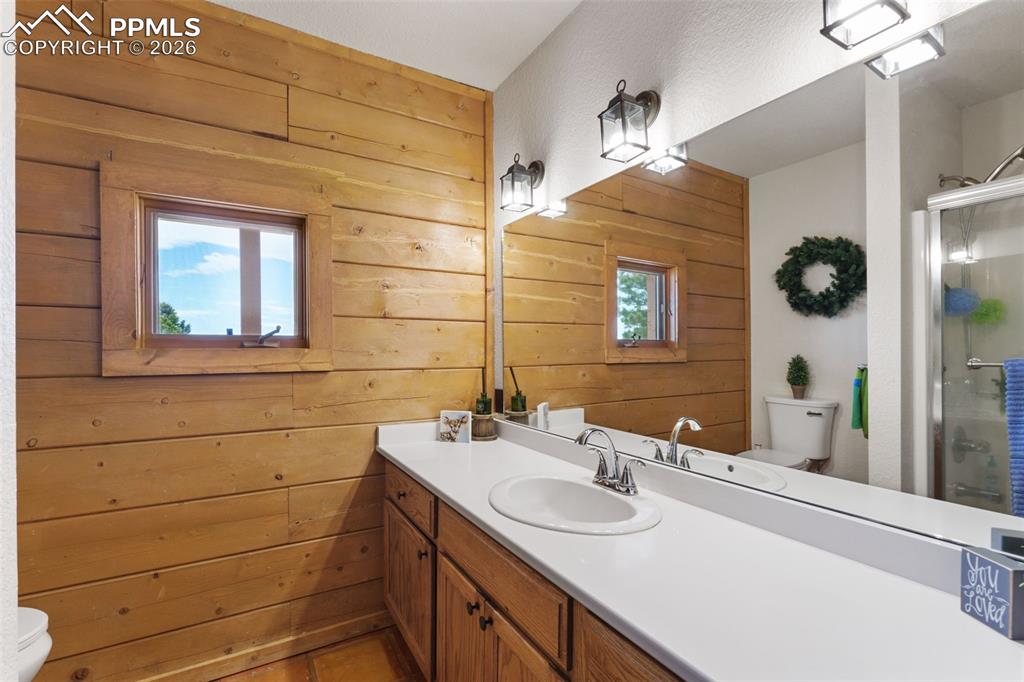 Image 24 of 50: Bathroom