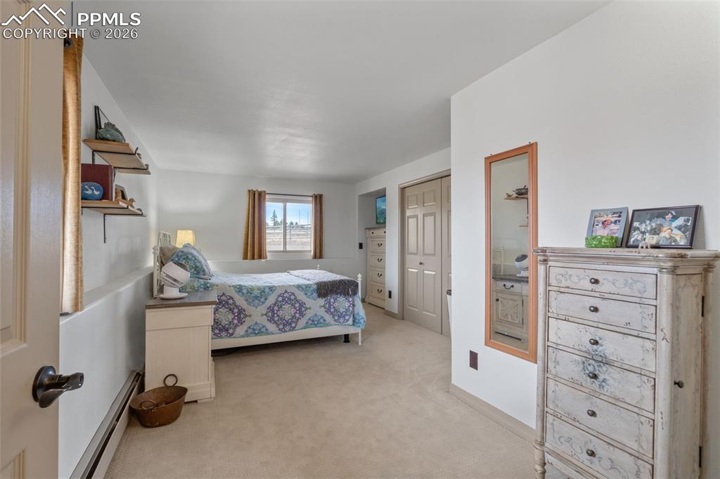 Image 27 of 50: Bedroom