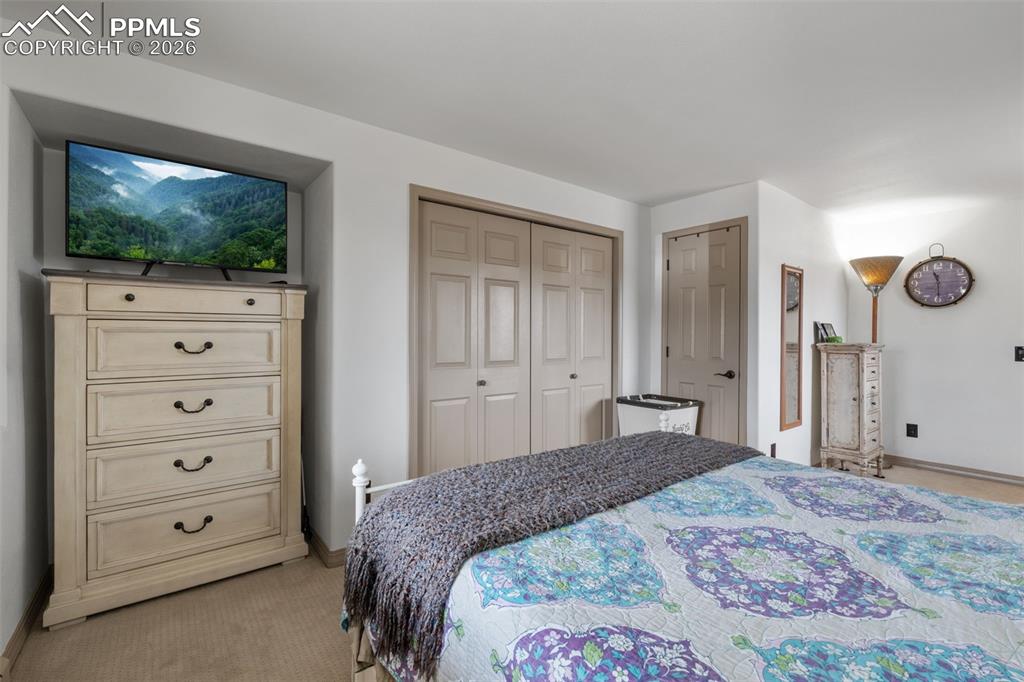 Image 29 of 50: Bedroom