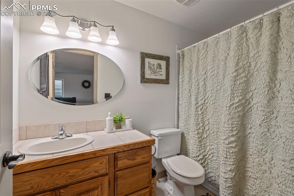 Image 34 of 50: Bathroom