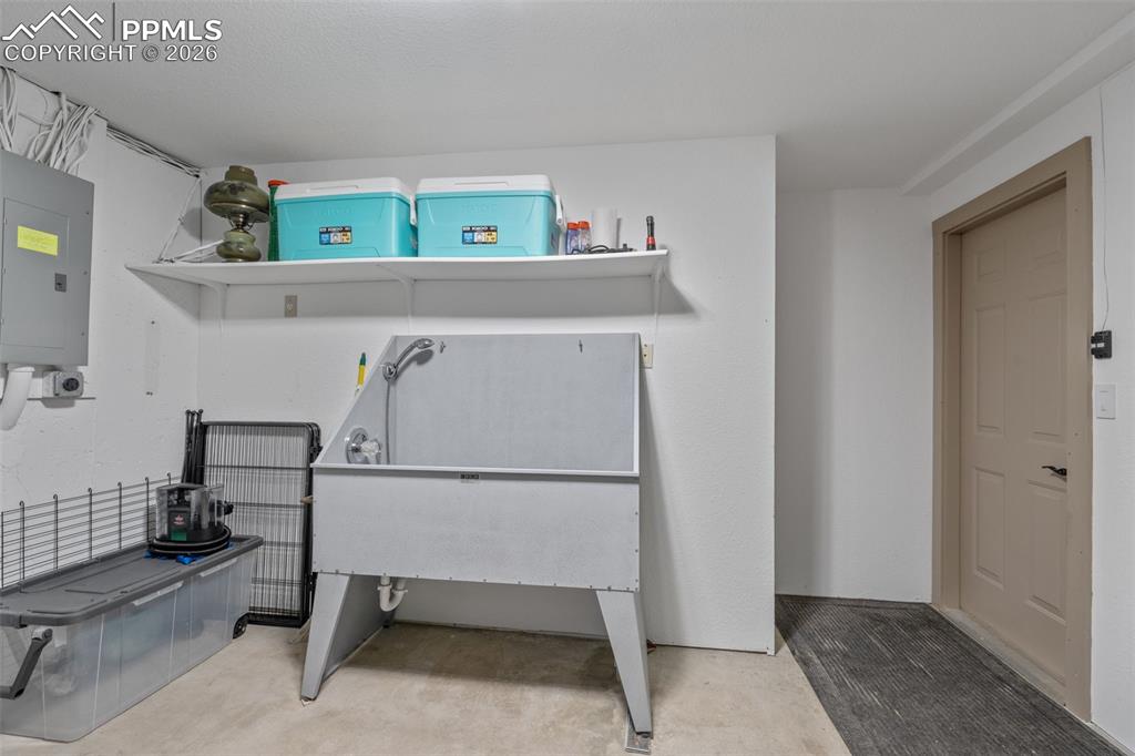 Image 36 of 50: Pet Washing Station