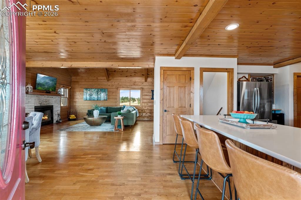 Image 6 of 50: Wood Floors