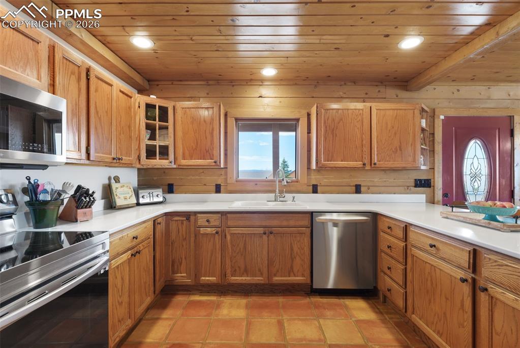 Image 7 of 50: Lots of Cabinets