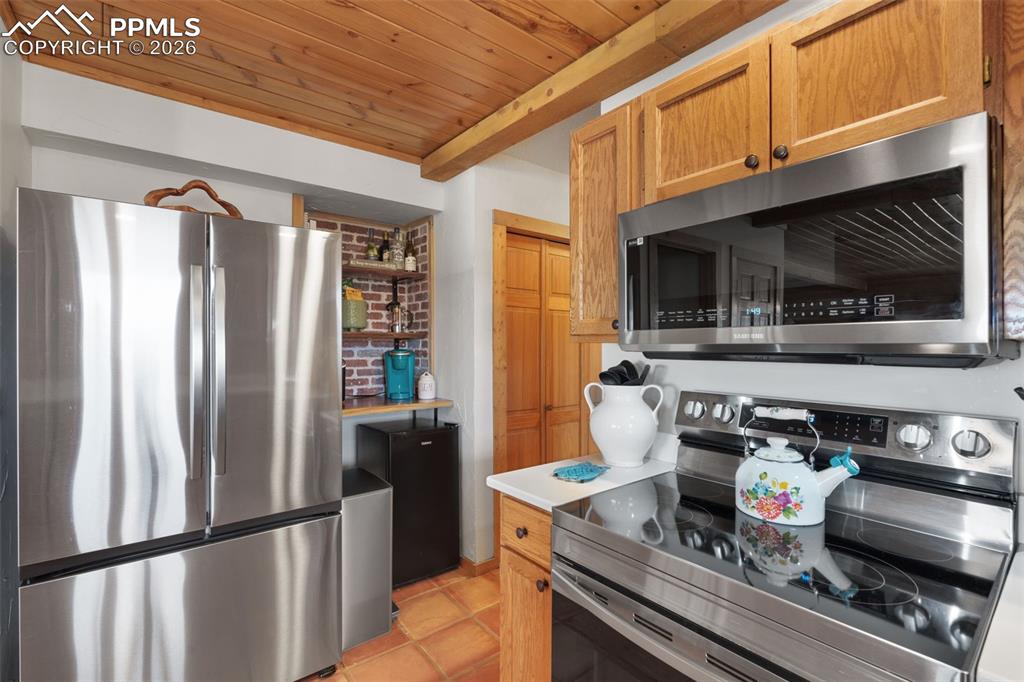 Image 8 of 50: New appliances