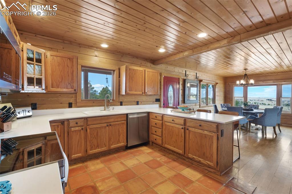 Image 9 of 50: Large Kitchen