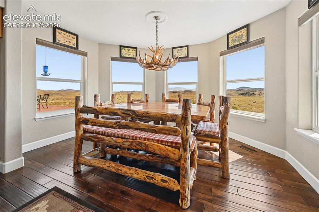 Image 12 of 50: Dining Area