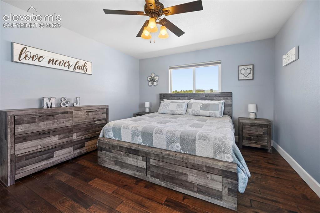Image 19 of 50: Bedroom