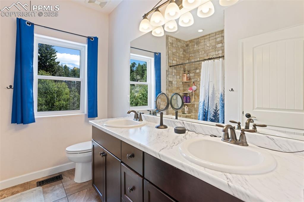 Image 16 of 33: Full Bathroom in-between 2 bedrooms