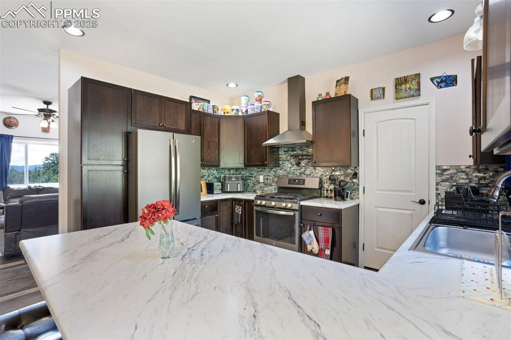 Image 7 of 33: Kitchen