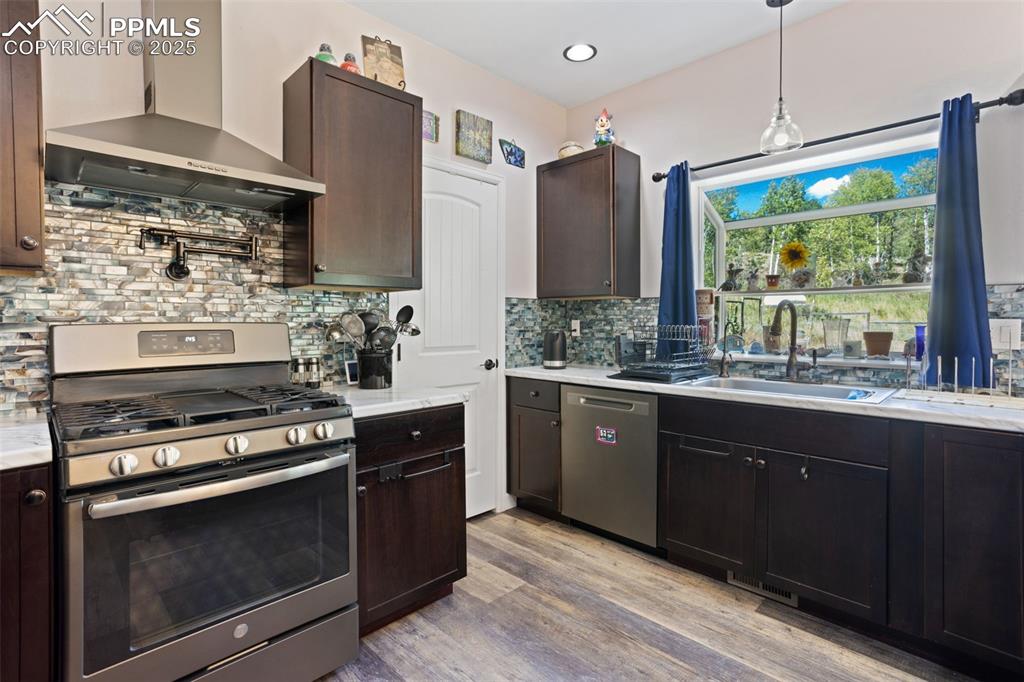 Image 8 of 33: Kitchen