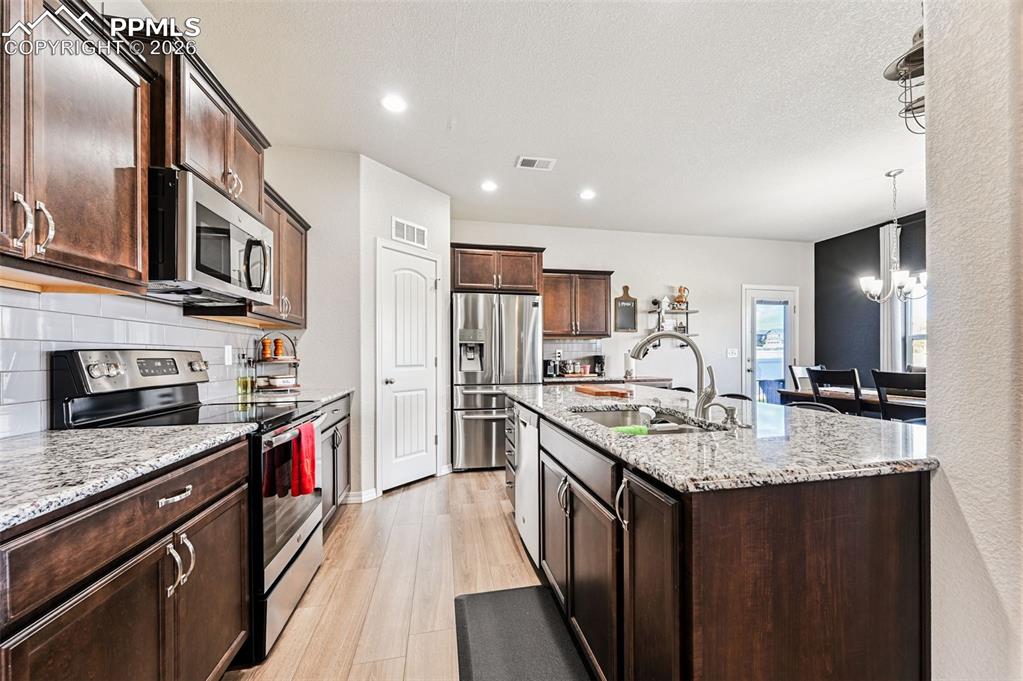 Image 15 of 50: Kitchen