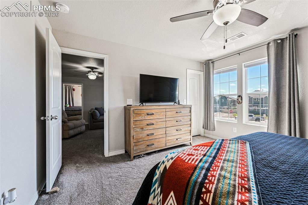 Image 21 of 50: Bedroom