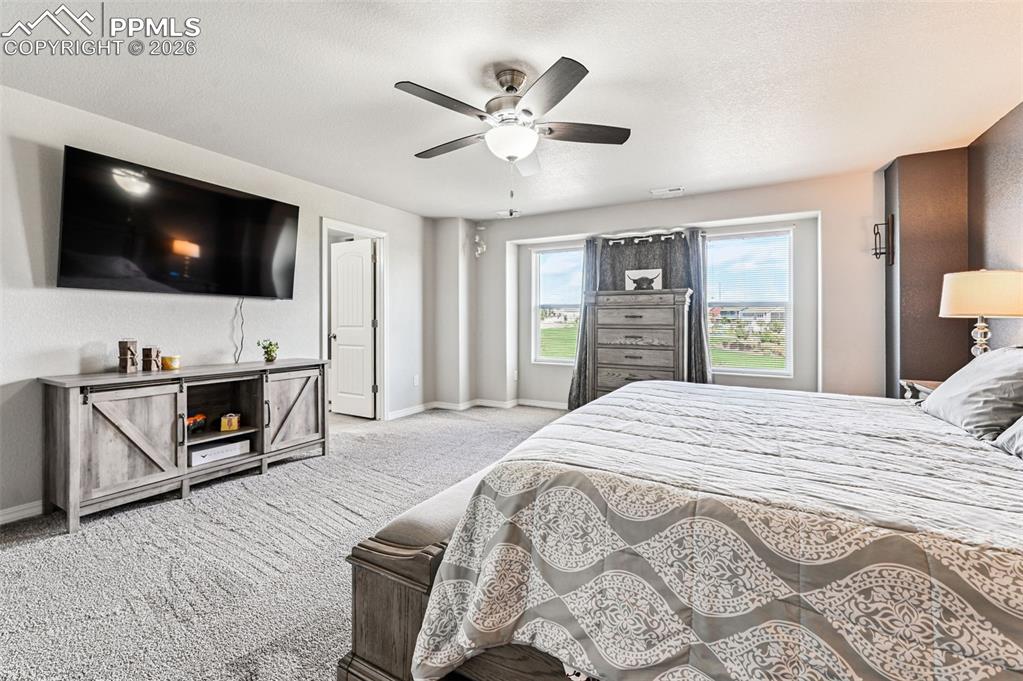 Image 27 of 50: Bedroom